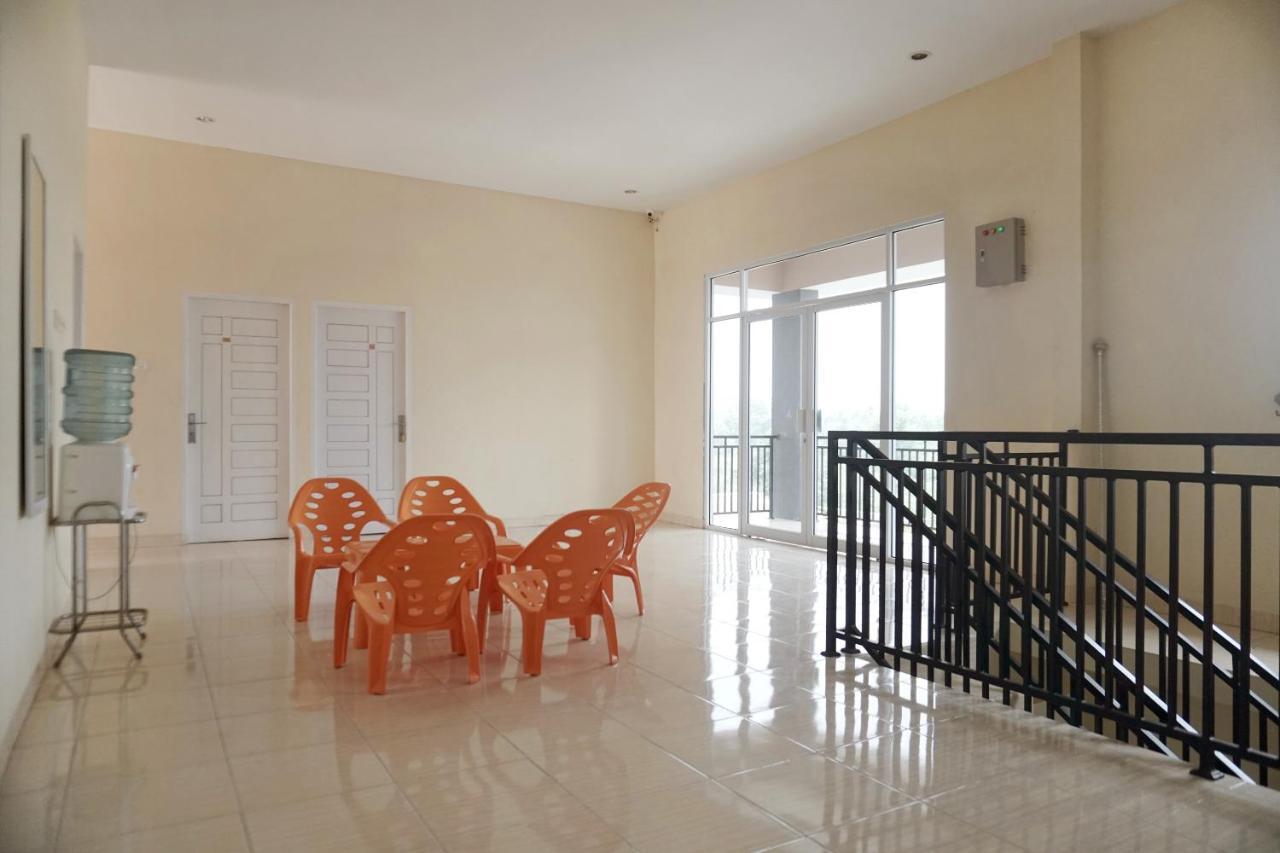 OYO 1394 Rumaisa Homestay Syariah Pekanbaru Bagian luar foto
