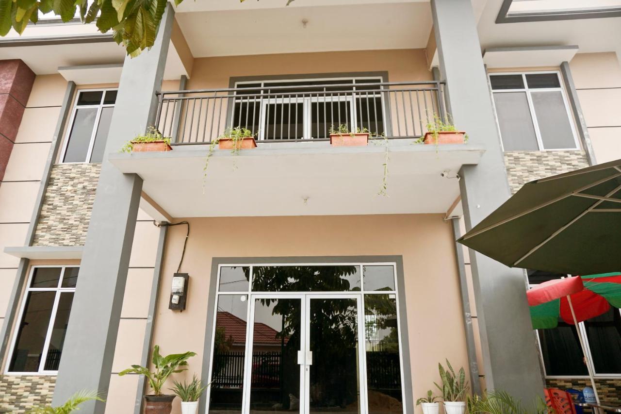 OYO 1394 Rumaisa Homestay Syariah Pekanbaru Bagian luar foto